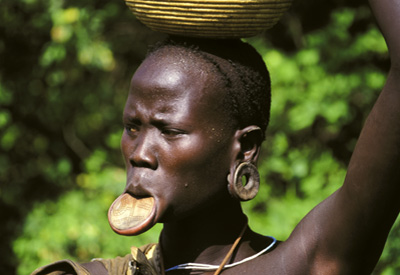 Ostafrika, thiopien: Im Land der Surma - Frau des Murci Stammes mit Tellerlippe